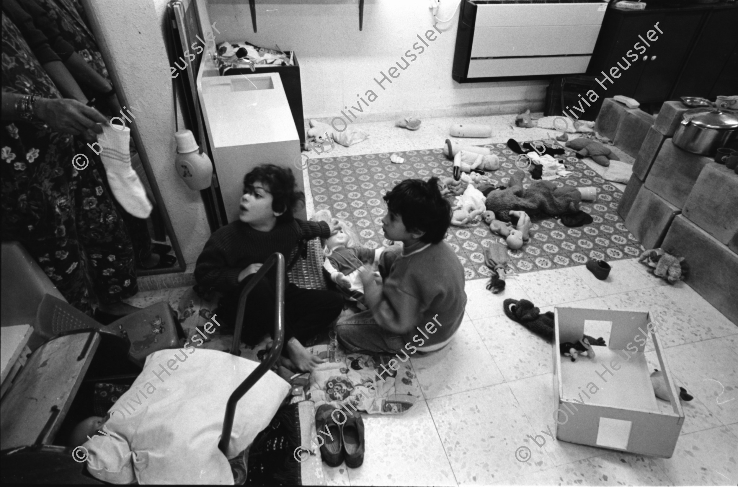 Image of sheet 19931360 photo 35: Nr. 1 -7 Portrait Dorit Shippin aus Tel Aviv, 36 ig 3 Kinder verheiratet arb. als Hotel organisatorin Ass. Manager. einziges Einkommen für die Schule. seit 1o jahren da. sculpture art Skulptur Kunstwerk von Achmed Knaan Israeli palestinian artist Künstler. Nr. 11 Coral Aron 78ig aus England seit 48 ig da. Evi Guggenheim mit Tochter in der Friedensdorf Neve Shalom oder Wahat al-Salam bei Latrun Junction Israel  Kindergarten Haus 1993