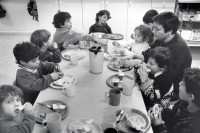 Image of sheet 19931370 photo 10: Kinder im Kindergarten am Mittagstisch Neve Shalom. Kids school Peace school. Jerusalem Israel 1993 √ lunch
Gruppenbild