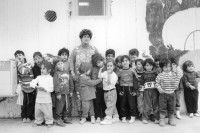 Image of sheet 19931370 photo 14: Aische Najjar (34) ist Kindergärtnerin Kindergarden nursery nurse nanny In der Friedensschule für jüdische und arabische Kinder aus Israel. Wahat al Salam. (Neve Shalom) Israel 12.93 1993 Gruppenbild √ kids children palestinian israeli