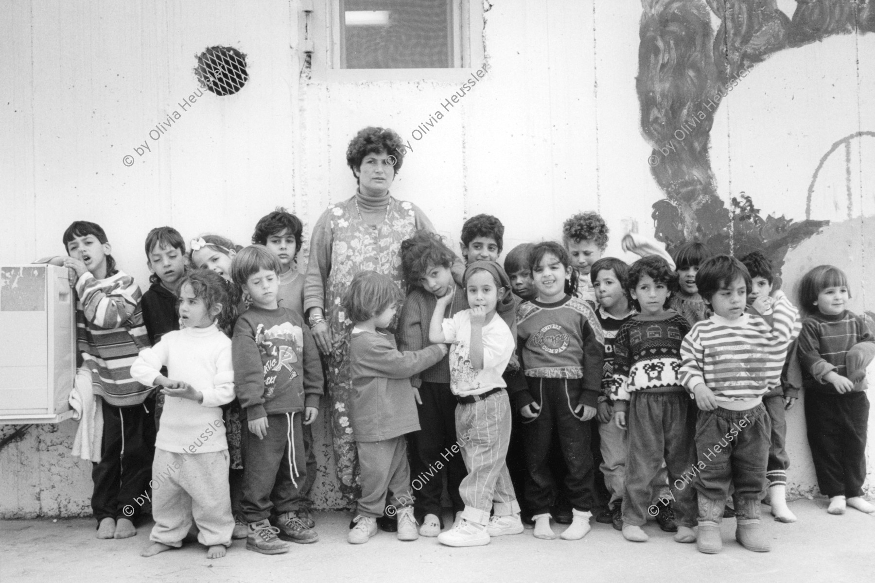 Image of sheet 19931370 photo 14: Aische Najjar (34) ist Kindergärtnerin Kindergarden nursery nurse nanny In der Friedensschule für jüdische und arabische Kinder aus Israel. Wahat al Salam. (Neve Shalom) Israel 12.93 1993 Gruppenbild √ kids children palestinian israeli