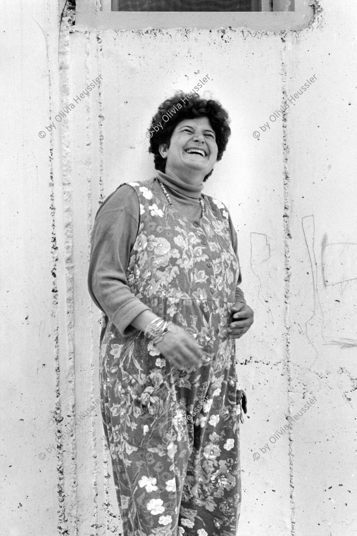 Image of sheet 19931370 photo 17: © 1993, Olivia Heussler / www.clic.li
Aische Najjar (34) ist mit ihrem vierten Kind schwanger. hat drei Mädchen und arbeitet in der Friedensschule für jüdische und arabische Kinder aus Israel. Wahat al Salam. (Neve Shalom) Israel 12.93 Peace school for jewish and palestinian kids 
√ Portrait woman