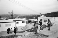 Image of sheet 19931370 photo 30: Kinder im Kindergarten Neve Shalom. Mit Leiterin  Aishe Najjar, ist 34 ig und hat 3 Mädchen ist schwanger mit viertem. seit 14 Jahren hier kommt aus Nazareth etc.Nr. 16- 21 . Nr. 24 und 25 Sror Wafaa 32 j. eine Tochter kommt aus Eilabuune village zwischen Tiberias und Nazareth. Leiterin. Im Ruheraum mit Jakov russischer Student (von Prof. Nir) aus Moldavien macht Semesterarbeit über mich und begleitet mich. Kids fahren in Kleinbussen zurück nach Abu Gosh. Frau Nir vor ihrem Gemälde. Selbstportrait. Jerusalem Israel 1993