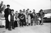 Image of sheet 19931370 photo 33: Kinder im Kindergarten Neve Shalom. Mit Leiterin  Aishe Najjar, ist 34 ig und hat 3 Mädchen ist schwanger mit viertem. seit 14 Jahren hier kommt aus Nazareth etc.Nr. 16- 21 . Nr. 24 und 25 Sror Wafaa 32 j. eine Tochter kommt aus Eilabuune village zwischen Tiberias und Nazareth. Leiterin. Im Ruheraum mit Jakov russischer Student (von Prof. Nir) aus Moldavien macht Semesterarbeit über mich und begleitet mich. Kids fahren in Kleinbussen zurück nach Abu Gosh. Frau Nir vor ihrem Gemälde. Selbstportrait. Jerusalem Israel 1993