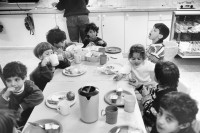 Image of sheet 19931370 photo 9: Kinder im Kindergarten am Mittagstisch Neve Shalom. Kids school Peace school. Jerusalem Israel 1993 √ lunch
Gruppenbild