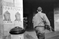 Image of sheet 19931380 photo 10: Gegner vom Friedensprozess und Rabin (mit Kuffiah), fordern 'Wahlen jetzt' um 'den Lügner' abzusetzen. Plakat Poster soldat soldier army military
West Jerusalem Israel 1993

Israeli opponent of Rabin and Arafat calling for 'elections now', and 'Rabin a liar'.
√