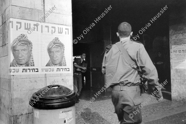 Image of sheet 19931380 photo 10: Gegner vom Friedensprozess und Rabin (mit Kuffiah), fordern 'Wahlen jetzt' um 'den Lügner' abzusetzen. Plakat Poster soldat soldier army military
West Jerusalem Israel 1993

Israeli opponent of Rabin and Arafat calling for 'elections now', and 'Rabin a liar'.
√