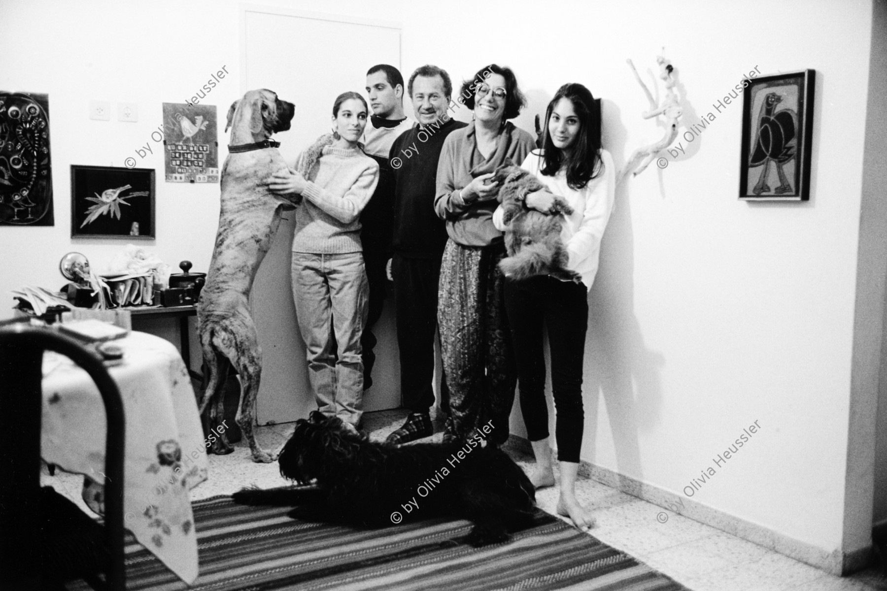 Image of sheet 19931380 photo 34: Locca, 5 Mo.(dog), Neta, 23, Guy, 28, Samuel, 55, Bilha, 50, Daphna, 19, und Ogy, 13, (dog) Golan

copyright by Olivia Heussler

Israeli family.  Moshav Bet Shearim. Israel 12. 1993 √ Gruppenbild Israel 1993 √ Familie family jewish jüdische