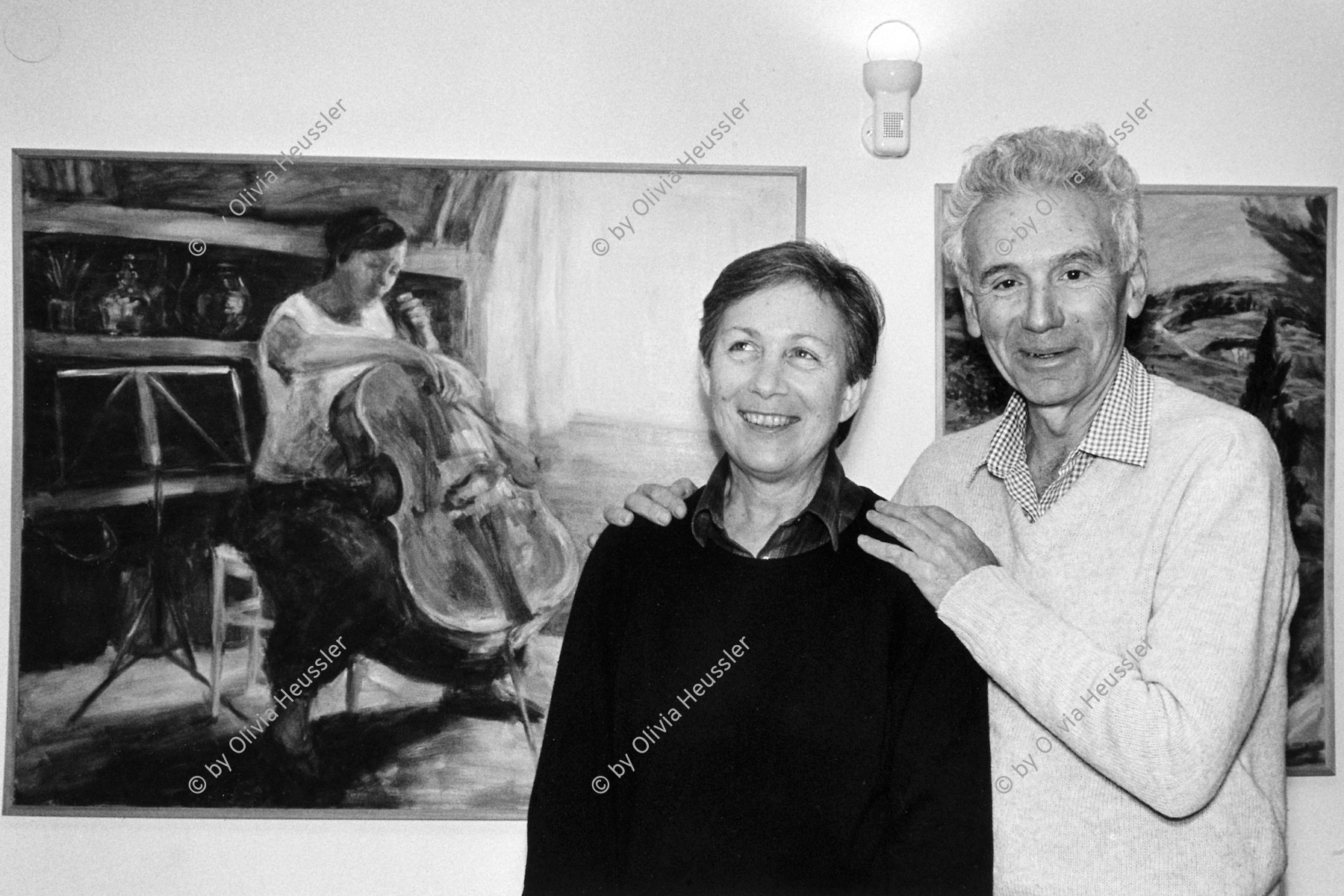 Image of sheet 19931380 photo 4: Frau Nir Künstlerin Malerin artist painter art
und Yeshayah Nir zu Hause vor ihrem Gemälde. Mister Nir ist Professor für Komunikation Communication an der Hebrew University at Mount Scopus. Gruppenbild Israel 1993
Palestine 
√ © Olivia Heussler