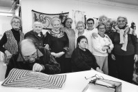 Image of sheet 19931390 photo 12: Im 'Grossmutter/Grossvater Tagclub' verbringen viele gebürtige Polinnen und Rumäninnen ihre Freizeit. Afula Israel 12.93 √ 1993 Israeli Immigrants former Kibuzzim Kibutz Kurdish Military oficier Army ealderly People seniors day care center retired Altersheim founder generation asile Palestine  1993, by Olivia Heussler