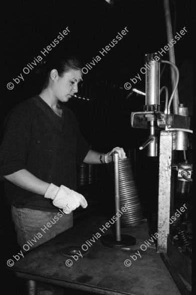 Image of sheet 19931400 photo 25: Fitnessclub. Frau. Altersheim. beim Billard spielen. Portrait Michal Amir, 23 ig. Kibbutz Sarid, 30099 06 548120 Israel arbeitet in Fabrik Flex. Portrait mit Fahrrad Velo und während ihrer Arbeit an einer Presse  Michal raucht 1993 Israel Palestine Frau Women work industry bicycle worker work Arbeit young 

A kibbutz (Hebrew: קִבּוּץ / קיבוץ, lit. "gathering, clustering"; plural kibbutzim) is a collective community in Israel that was traditionally based on agriculture. Today, farming has been partly supplanted by other economic branches, including industrial plants and high-tech enterprises.[1] Kibbutzim began as utopian communities, a combination of socialism and Zionism. In recent decades, some kibbutzim have been privatized and changes have been made in the communal lifestyle. A member of a kibbutz is called a kibbutznik (Hebrew: קִבּוּצְנִיק).

Kibbutz Sarid (Hebrew: שָׂרִיד) (lit. "Remnant") is a kibbutz in northern Israel. Located near Migdal HaEmek, it falls under the jurisdiction of Jezreel Valley Regional Council. In 2006 it had a population of 590