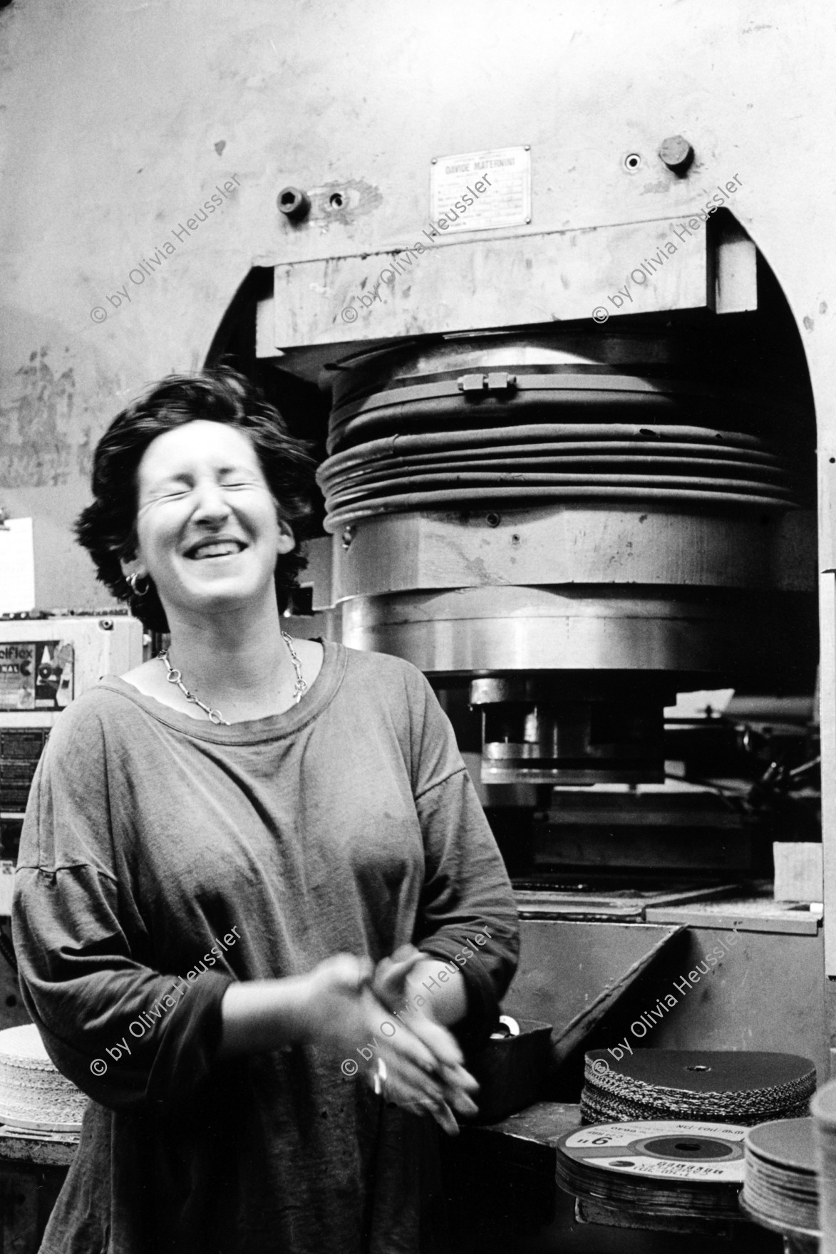 Image of sheet 19931400 photo 35: © 1993, OLIVIA HEUSSLER/ www.clic.li
Michal Amir 23, arbeitet in der Fabrik des Kibbutz Sarid Israel 12.93 1993 work woman laughing laugh young worker female  portrait √

A kibbutz (Hebrew: קִבּוּץ / קיבוץ, lit. "gathering, clustering"; plural kibbutzim) is a collective community in Israel that was traditionally based on agriculture. Today, farming has been partly supplanted by other economic branches, including industrial plants and high-tech enterprises.[1] Kibbutzim began as utopian communities, a combination of socialism and Zionism. In recent decades, some kibbutzim have been privatized and changes have been made in the communal lifestyle. A member of a kibbutz is called a kibbutznik (Hebrew: קִבּוּצְנִיק).

Kibbutz Sarid (Hebrew: שָׂרִיד) (lit. "Remnant") is a kibbutz in northern Israel. Located near Migdal HaEmek, it falls under the jurisdiction of Jezreel Valley Regional Council. In 2006 it had a population of 590

ohne Aufkleber