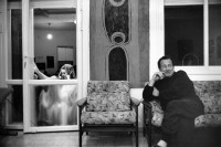 Image of sheet 19931410 photo 5: Daphne (19) zu Hause mit ihrem Vater. Sie dient in der israelischen Armee. In ihrer Freizeit sitzt sie zu Hause am Telefon. 
Daphne (19) at home with her father. She serves in the Israeli army. In her spare time she is sitting at home on the phone with wet hair.
Bet Shearim Israel. 12.93
© 1993, Olivia Heussler √