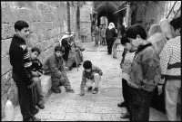 Image of sheet 19931430 photo 10: Kinder spielen im arabischen Teil der Jerusalemer Altstadt. Jerusalem Dezember 23.12.1993 
Palestinian kids are playing in the old city of Jerusalem-East. Palestine Palästina Israel Ost