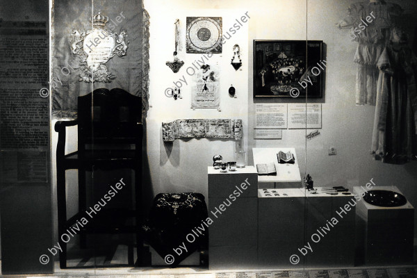 Image of sheet 19931430 photo 3: Das Bild 'Haut la creche' von Alis Guggenheim hängt im Israel Museum.