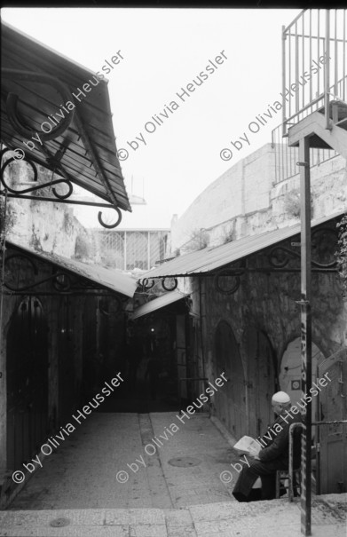 Image of sheet 19931430 photo 6: Alis Guggenheim Bild Hoolegrasch hängt im Israel Museum. In Judaica. Gift of Sigmund Wiener und Eva Wiener Karo Luzern. Irene und David Sala Wing for Israel Communities. Altstadt Kinder spielen mit Glaskugeln. Frauen. Junge rennt im Hintergrund Israel fahne. Klagemauer Männer und Frauen. am 24.12. Mutter mit Kind im Rucksack. Zettelchen stecken in der Mauer. Jerusalem Israel 1993

Während des Gebets an der Klagemauer. Jerusalem 24.12. 1993 √
Altstadt Old town

The Western Wall, Wailing Wall or Kotel (Hebrew: About this sound הַכֹּתֶל הַמַּעֲרָבִי (help·info), translit.: HaKotel HaMa'aravi; Ashkenazic pronunciation: Kosel; Arabic: حائط البراق‎, translit.: Ḥā'iṭ Al-Burāq, translat.: The Buraq Wall) is located in the Old City of Jerusalem at the foot of the western side of the Temple Moun