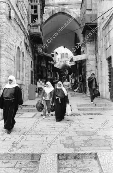 Image of sheet 19931430 photo 9: Alis Guggenheim Bild Hoolegrasch hängt im Israel Museum. In Judaica. Gift of Sigmund Wiener und Eva Wiener Karo Luzern. Irene und David Sala Wing for Israel Communities. Altstadt Kinder spielen mit Glaskugeln. Frauen. Junge rennt im Hintergrund Israel fahne. Klagemauer Männer und Frauen. am 24.12. Mutter mit Kind im Rucksack. Zettelchen stecken in der Mauer. Jerusalem Israel 1993

Während des Gebets an der Klagemauer. Jerusalem 24.12. 1993 √
Altstadt Old town

The Western Wall, Wailing Wall or Kotel (Hebrew: About this sound הַכֹּתֶל הַמַּעֲרָבִי (help·info), translit.: HaKotel HaMa'aravi; Ashkenazic pronunciation: Kosel; Arabic: حائط البراق‎, translit.: Ḥā'iṭ Al-Burāq, translat.: The Buraq Wall) is located in the Old City of Jerusalem at the foot of the western side of the Temple Moun