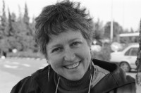 Image of sheet 19931440 photo 27: Portrait Photohistorikerin aus Rhodesien stammend Galeristin Silver print; Vivienne Silver mit ihrem Fahrzeug einem Diane vor dem Israel Museum Portrait. Israel 1993