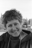 Image of sheet 19931440 photo 30: Portrait Photohistorikerin aus Rhodesien stammend Galeristin Silver print; Vivienne Silver mit ihrem Fahrzeug einem Diane vor dem Israel Museum Portrait. Portrait von ihr Olivia lachend. Noa Freudenthal. Israel 1993