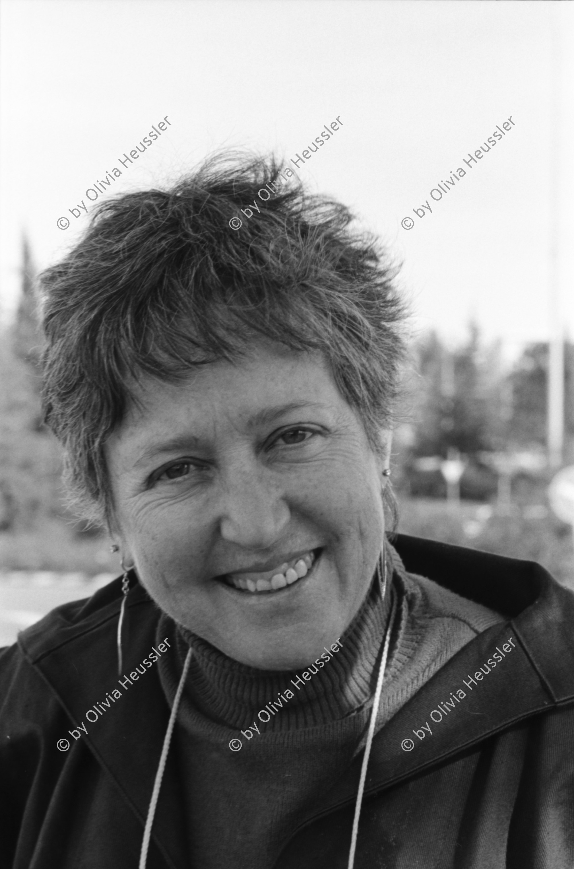 Image of sheet 19931440 photo 30: Portrait Photohistorikerin aus Rhodesien stammend Galeristin Silver print; Vivienne Silver mit ihrem Fahrzeug einem Diane vor dem Israel Museum Portrait. Portrait von ihr Olivia lachend. Noa Freudenthal. Israel 1993