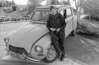 Image of sheet 19931440 photo 4: Portrait Photohistorikerin aus Rhodesien stammend Galeristin Vivienne Silver mit ihrem Fahrzeug . Israel 1993