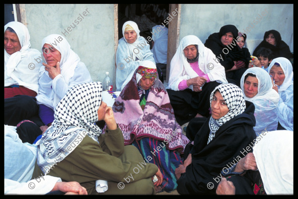 Image of sheet 19933005 photo 18: a Frauen trauern um den Tod des Al Fatah Kämpfers, der, nachdem er sich beim israelischen Militär ergeben hatte, von diesem erschossen wurde, Khan Yunis, Gaza 1993.