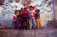 Image of sheet 19933005 photo 34: a Strassenszene mit Kindern vor Graffiti fuer einen Frieden mit Israel, Gaza City 1993. 
Graffitti Kinder Frieden in Gaza City, die vor einem Graffiti mit Friedens tauben posieren, aufgenommen im November 1993, kurz nach dem Zustandekommen des Oslo-Abkommens zwischen Israel und den Palaestinensern zur Loesung des Nahostkonflikts. Street scene in Gaza City, Palestine, after Oslo accord, November 1993