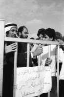 Image of sheet 19940020 photo 11: Arabische Israeli demonstrieren gegen die isr. Politik der Macht in den arabischen Dörfern. Diese Gruppe besteht darauf für ihre Dörfer eigene Bürgermeister walten zu lassen. Protest in der Nähe der Knesset. 'The green patrol ruined our tents'
 15.01.94 Margrit Brunner und Wolfram Müller heiraten im
 Stadthaus. Portrait vor Stadthaus und Hans Waldheim Denkmal. mit Bettina Braem und Hans Herzer als Trauzeugen. Standesamt. Stadthaus Zürich