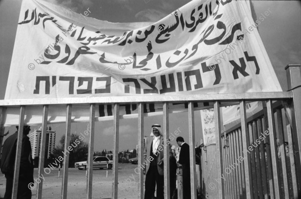 Image of sheet 19940020 photo 13: Arabische Israeli demonstrieren gegen die isr. Politik der Macht in den arabischen Dörfern. Diese Gruppe besteht darauf für ihre Dörfer eigene Bürgermeister walten zu lassen. Protest in der Nähe der Knesset. 'The green patrol ruined our tents'
 15.01.94 Margrit Brunner und Wolfram Müller heiraten im
 Stadthaus. Portrait vor Stadthaus und Hans Waldheim Denkmal. mit Bettina Braem und Hans Herzer als Trauzeugen. Standesamt. Stadthaus Zürich