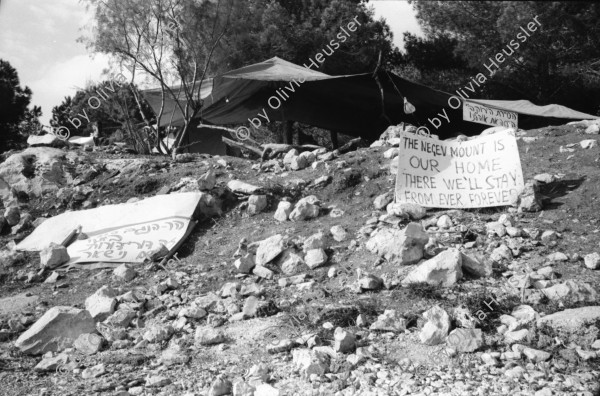 Image of sheet 19940020 photo 4: Arabische Israeli demonstrieren gegen die isr. Politik der Macht in den arabischen Dörfern. Diese Gruppe besteht darauf für ihre Dörfer eigene Bürgermeister walten zu lassen. Protest in der Nähe der Knesset. 'The green patrol ruined our tents'
 15.01.94 Margrit Brunner und Wolfram Müller heiraten im
 Stadthaus. Portrait vor Stadthaus und Hans Waldheim Denkmal. mit Bettina Braem und Hans Herzer als Trauzeugen. Standesamt. Stadthaus Zürich