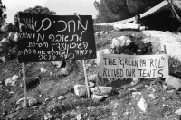 Image of sheet 19940020 photo 5: Arabische Israeli demonstrieren gegen die isr. Politik der Macht in den arabischen Dörfern. Diese Gruppe besteht darauf für ihre Dörfer eigene Bürgermeister walten zu lassen. Protest in der Nähe der Knesset. 'The green patrol ruined our tents'
 15.01.94 Margrit Brunner und Wolfram Müller heiraten im
 Stadthaus. Portrait vor Stadthaus und Hans Waldheim Denkmal. mit Bettina Braem und Hans Herzer als Trauzeugen. Standesamt. Stadthaus Zürich