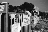 Image of sheet 19940020 photo 7: Arabische Israeli demonstrieren gegen die isr. Politik der Macht in den arabischen Dörfern. Diese Gruppe besteht darauf für ihre Dörfer eigene Bürgermeister walten zu lassen. Protest in der Nähe der Knesset. 'The green patrol ruined our tents'
 15.01.94 Margrit Brunner und Wolfram Müller heiraten im
 Stadthaus. Portrait vor Stadthaus und Hans Waldheim Denkmal. mit Bettina Braem und Hans Herzer als Trauzeugen. Standesamt. Stadthaus Zürich