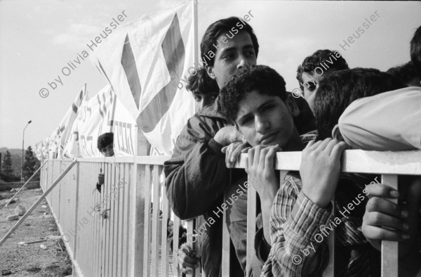 Image of sheet 19940020 photo 9: Arabische Israeli demonstrieren gegen die isr. Politik der Macht in den arabischen Dörfern. Diese Gruppe besteht darauf für ihre Dörfer eigene Bürgermeister walten zu lassen. Protest in der Nähe der Knesset. 'The green patrol ruined our tents'
 15.01.94 Margrit Brunner und Wolfram Müller heiraten im
 Stadthaus. Portrait vor Stadthaus und Hans Waldheim Denkmal. mit Bettina Braem und Hans Herzer als Trauzeugen. Standesamt. Stadthaus Zürich