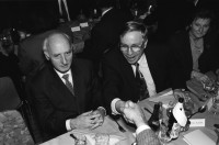 Image of sheet 19940070 photo 15: frtsg. Albisgüetli Tagung der SVP. 'Aufstiegchancen für SVP Politiker' Die Preise ! Gilgen neben Blocher. Jung SVP ler Ueli Maurer 29
SVP Nationalrat und Parteipräsident Christoph Blocher für 'dauernde Neutralität' Albisgüetli Tagung, Zürich, 28.1.94 1994