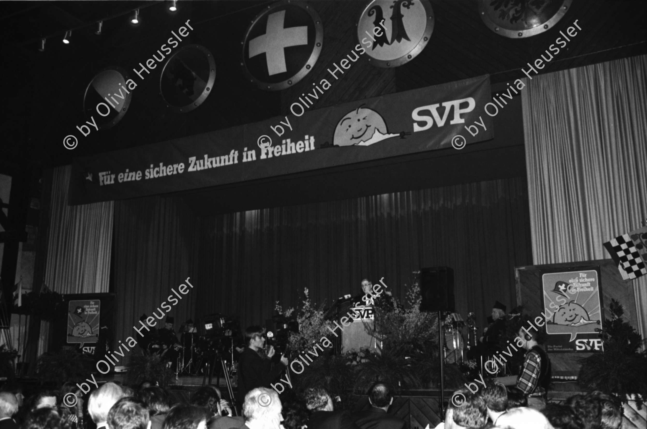 Image of sheet 19940070 photo 2: frtsg. Albisgüetli Tagung der SVP. 'Aufstiegchancen für SVP Politiker' Die Preise ! Gilgen neben Blocher. Jung SVP ler Ueli Maurer 29
SVP Nationalrat und Parteipräsident Christoph Blocher für 'dauernde Neutralität' Albisgüetli Tagung, Zürich, 28.1.94 1994