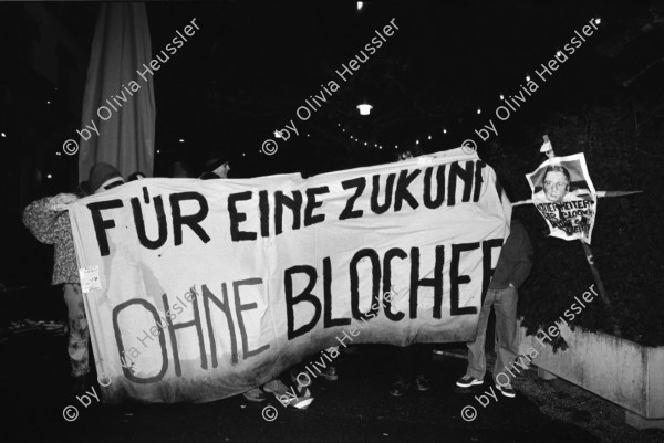 Image of sheet 19940090 photo 10: Während der traditionellen Albisgütli tagung mit SVP demonstrieren Jugendliche gegen Nationalrat Blocher. 'Für eine Zukunft ohne Blocher' Zürich 1994