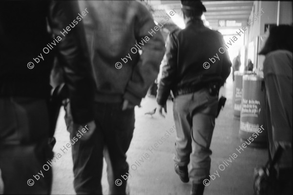 Image of sheet 19940110 photo 3: Polizeipatrouille führt im Zürcher Hauptbahnhof einen Mann ab. 05.02.94
Press archive printed media published with the use of a photography by Olivia Heussler: TA Tages Anzeiger.