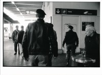 Image of sheet 19940110 photo 4: Polizeipatrouille führt im Zürcher Hauptbahnhof einen Mann ab. 05.02.94 Zürich  hb