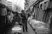 Image of sheet 19940120 photo 10: Röntgenplatz Aktion gegen Zürcher Drogenpolitik Kreis 5  Drogenszene Drogen Dies ist ein Platz zum Spielen nicht zum Dealen. Mädchen mit schwarzen Ballons an der Langstrasse
Werbung für Wahlen in der Stadtrat Wagner Martelli und Wehrli FDP
Plakat Fenster gegen Augenbrennen. Hauptbahnhof Zürich Citizen Uhr Olivia fotografiert von Christian Zingg für L'Hebdo
