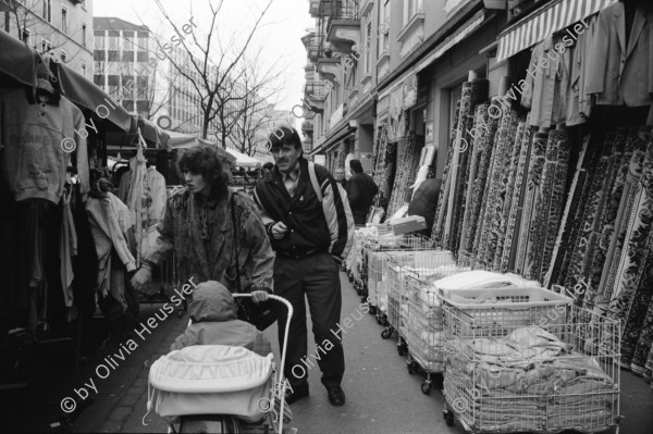 Image of sheet 19940120 photo 10: Röntgenplatz Aktion gegen Zürcher Drogenpolitik Kreis 5  Drogenszene Drogen Dies ist ein Platz zum Spielen nicht zum Dealen. Mädchen mit schwarzen Ballons an der Langstrasse
Werbung für Wahlen in der Stadtrat Wagner Martelli und Wehrli FDP
Plakat Fenster gegen Augenbrennen. Hauptbahnhof Zürich Citizen Uhr Olivia fotografiert von Christian Zingg für L'Hebdo