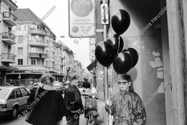 Image of sheet 19940120 photo 14: Mit einem Aktionstag begehen Bewohner Innen den 2. Jahrestag der Schliessung des Platzspitz der Drogenszene
Mädchen mit schwarzen Ballons an der Langstrasse 
With a day of action residents celebrate the 2nd year of the closure of Platzspitz (also called needle parc) where earlier the drug scene supplied drugs Switzerland

With a day of action residents comitting the 2nd Anniversary of the closing of the Platzspitz the drug scene and needle parc
Girl with black balloons on Langstrasse Longstreet
Zürich, Kreis 5 fünf
05.02.94

© 1994, Olivia Heussler √