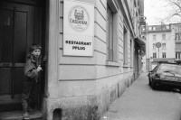 Image of sheet 19940120 photo 15: Röntgenplatz Aktion gegen Zürcher Drogenpolitik Kreis 5  Drogenszene Drogen Dies ist ein Platz zum Spielen nicht zum Dealen. Mädchen mit schwarzen Ballons an der Langstrasse
Werbung für Wahlen in der Stadtrat Wagner Martelli und Wehrli FDP
Plakat Fenster gegen Augenbrennen. Hauptbahnhof Zürich Citizen Uhr Olivia fotografiert von Christian Zingg für L'Hebdo