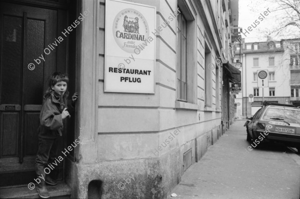 Image of sheet 19940120 photo 15: Röntgenplatz Aktion gegen Zürcher Drogenpolitik Kreis 5  Drogenszene Drogen Dies ist ein Platz zum Spielen nicht zum Dealen. Mädchen mit schwarzen Ballons an der Langstrasse
Werbung für Wahlen in der Stadtrat Wagner Martelli und Wehrli FDP
Plakat Fenster gegen Augenbrennen. Hauptbahnhof Zürich Citizen Uhr Olivia fotografiert von Christian Zingg für L'Hebdo