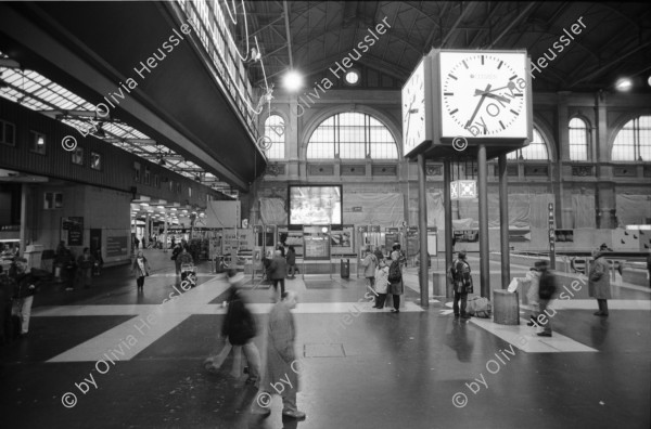 Image of sheet 19940120 photo 35: Bahnhofsuhr als Treffpunkt im Zürcher Hauptbahnhof Zürich 1994.