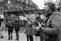 Image of sheet 19940120 photo 5: Mit einem Aktionstag begehen BewohnerInnen den 2. Jahrestag der Schliessung des Platzspitz wo sich früher die Drogenszene mit Drogen versorgte. Zürich, Kreis 5 fünf Röntgenplatz 
05.02.1994 Schweiz Europe

With a day of action residents celebrate wtih protest banners the 2nd year of the closure of Platzspitz (also called needle parc) where earlier the drug scene supplied drugs Switzerland


© 1994, Olivia Heussler √