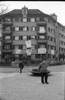 Image of sheet 19940120 photo 6: Röntgenplatz Aktion gegen Zürcher Drogenpolitik Kreis 5  Drogenszene Drogen Dies ist ein Platz zum Spielen nicht zum Dealen. Mädchen mit schwarzen Ballons an der Langstrasse
Werbung für Wahlen in der Stadtrat Wagner Martelli und Wehrli FDP
Plakat Fenster gegen Augenbrennen. Hauptbahnhof Zürich Citizen Uhr Olivia fotografiert von Christian Zingg für L'Hebdo