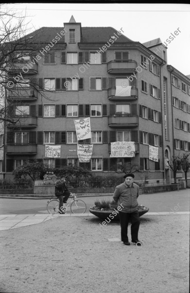 Image of sheet 19940120 photo 6: Röntgenplatz Aktion gegen Zürcher Drogenpolitik Kreis 5  Drogenszene Drogen Dies ist ein Platz zum Spielen nicht zum Dealen. Mädchen mit schwarzen Ballons an der Langstrasse
Werbung für Wahlen in der Stadtrat Wagner Martelli und Wehrli FDP
Plakat Fenster gegen Augenbrennen. Hauptbahnhof Zürich Citizen Uhr Olivia fotografiert von Christian Zingg für L'Hebdo