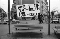 Image of sheet 19940120 photo 8: Röntgenplatz Aktion gegen Zürcher Drogenpolitik Kreis 5  Drogenszene Drogen Dies ist ein Platz zum Spielen nicht zum Dealen. Mädchen mit schwarzen Ballons an der Langstrasse
Werbung für Wahlen in der Stadtrat Wagner Martelli und Wehrli FDP
Plakat Fenster gegen Augenbrennen. Hauptbahnhof Zürich Citizen Uhr Olivia fotografiert von Christian Zingg für L'Hebdo
