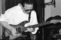 Image of sheet 19940140 photo 32: Konzert Moods mit Corin Curschellas und Steve Arguelles(Schlagzeug) Michel Benita Bass und Nguên Lê (Guitarre) 1994 Schweiz Zürich Musik