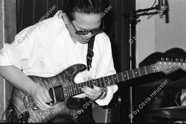 Image of sheet 19940140 photo 32: Konzert Moods mit Corin Curschellas und Steve Arguelles(Schlagzeug) Michel Benita Bass und Nguên Lê (Guitarre) 1994 Schweiz Zürich Musik