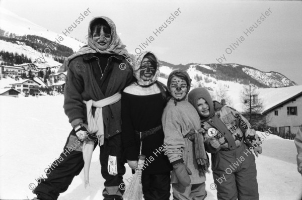 Image of sheet 19940160 photo 2: Mit Christina Malach, 10, Salome Stevens , 9 und Ruby Stevens 5 und Tomas Malach 4 Chrissie und Salome Janine .